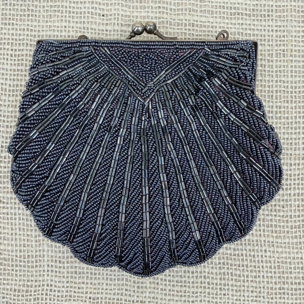 La Regale Black Beaded Shell Evening Bag Scalloped Kiss Lock Clutch Purse